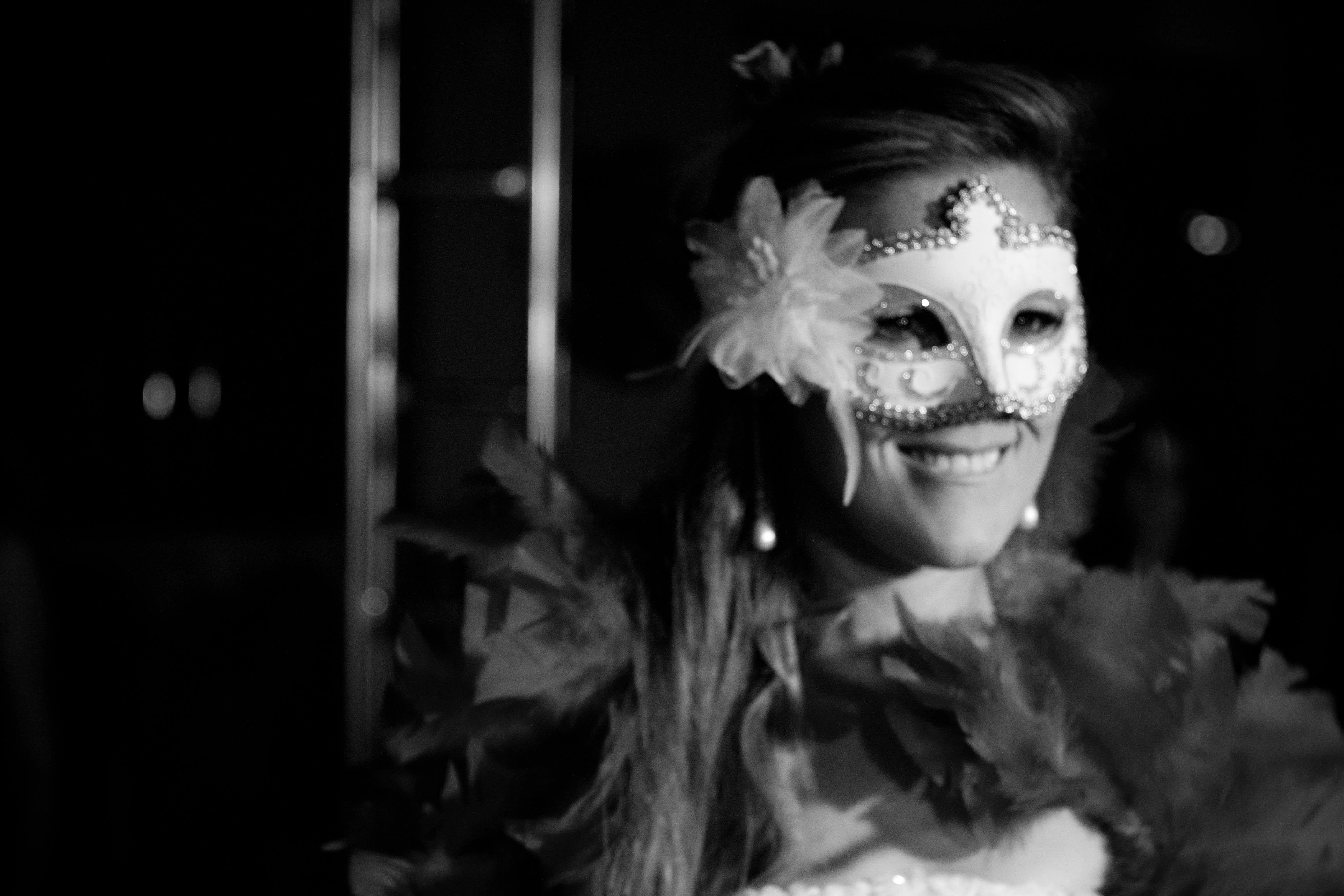 Convidada de casamento com máscara veneziana em retrato artístico