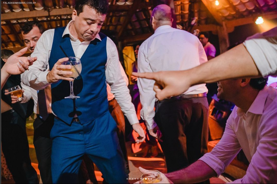 Noiva jogando o buquê em festa de casamento com pista animada