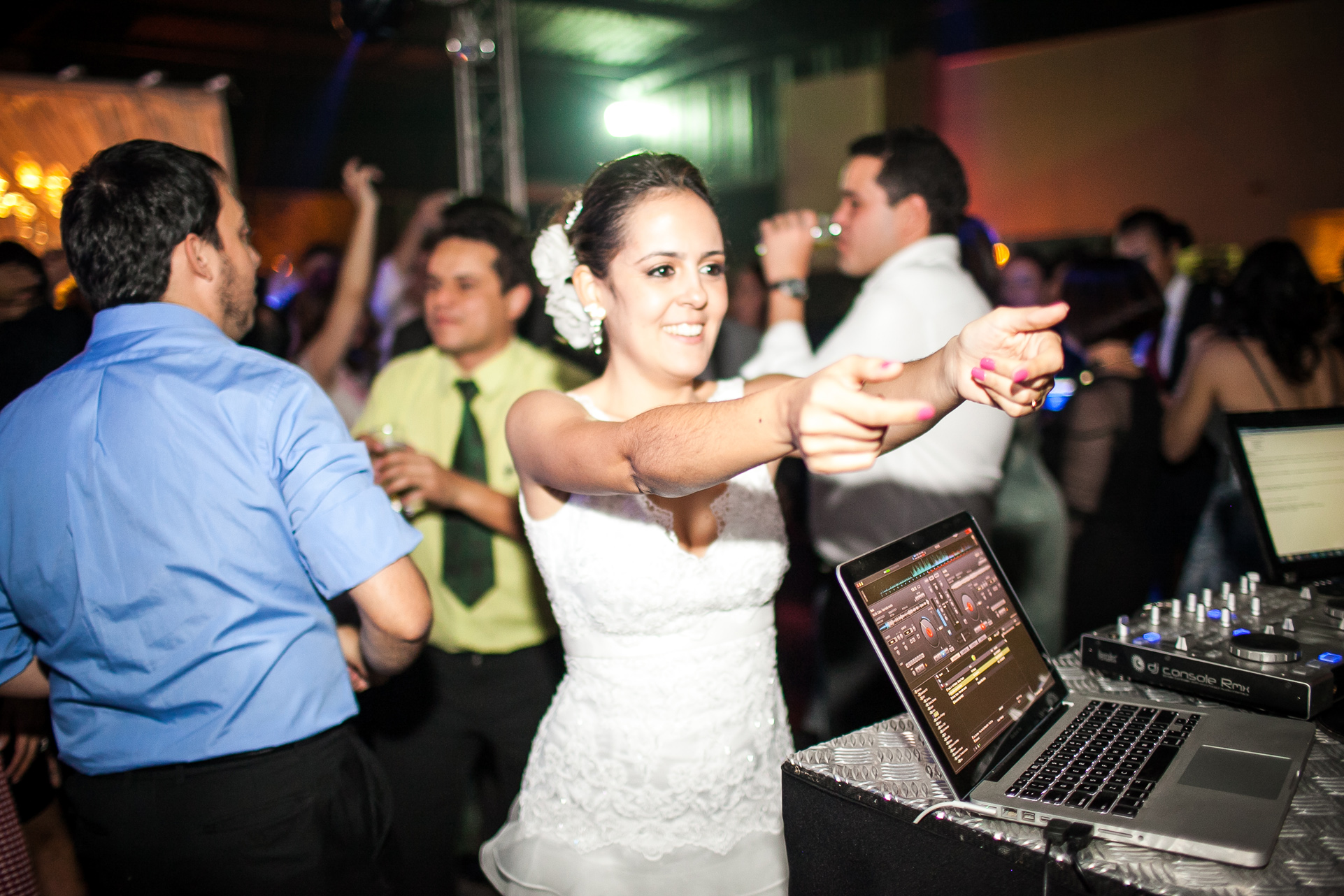 Noiva dançando na pista com DJ ao fundo
