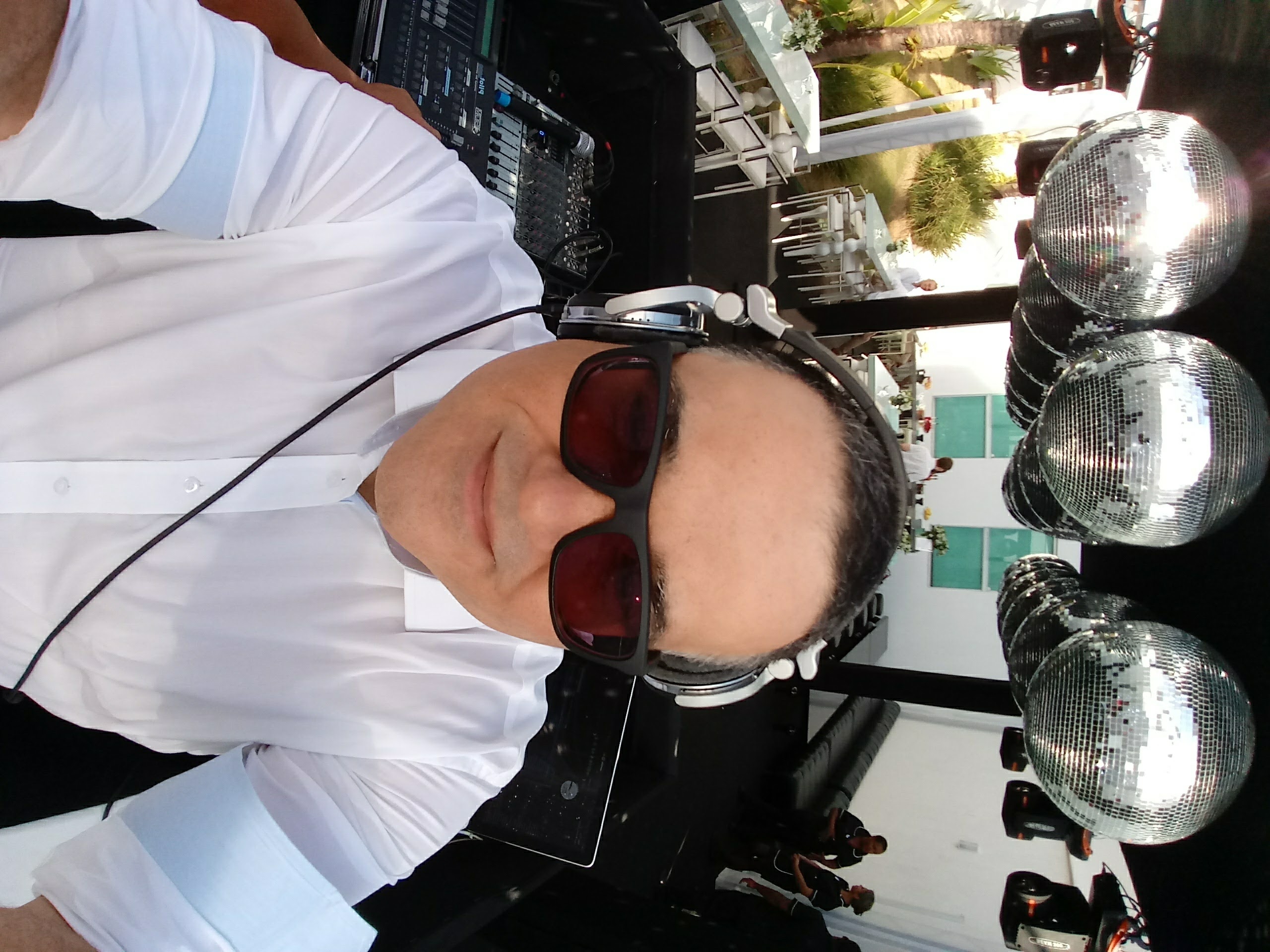 DJ Rafael Oriente tocando para multidão em evento cultural de rua