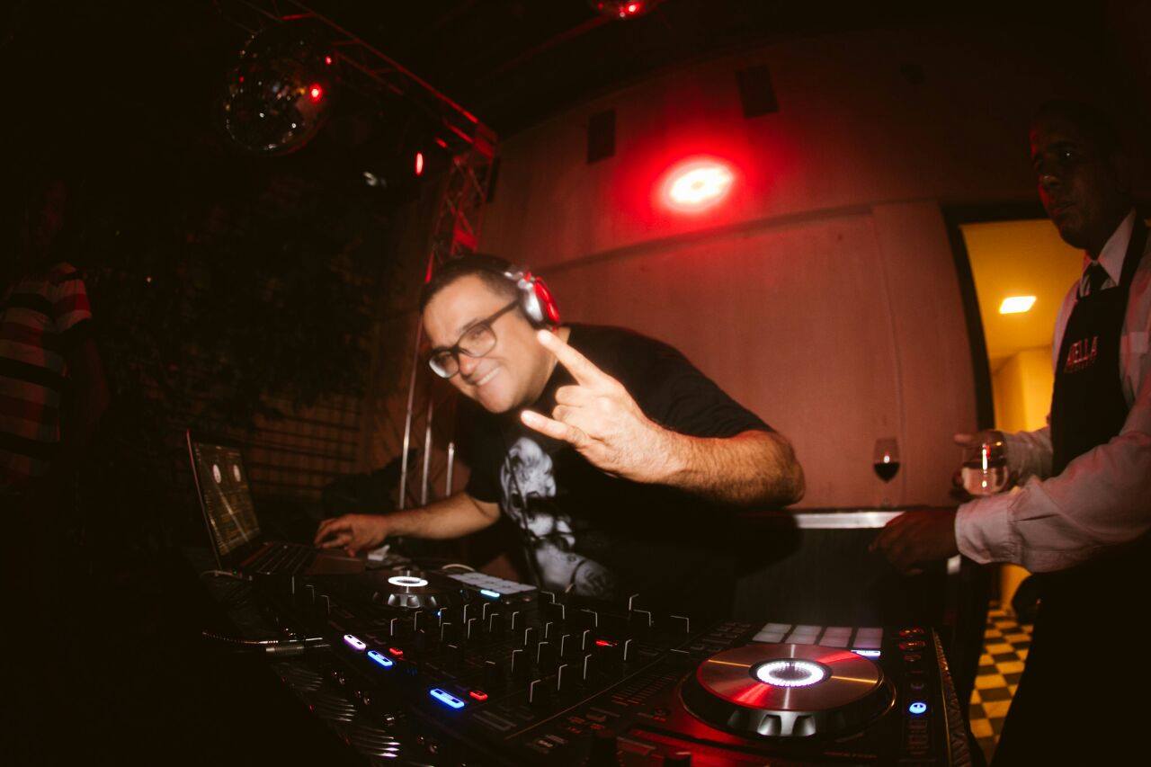 DJ Rafael Oriente no mixer durante festa