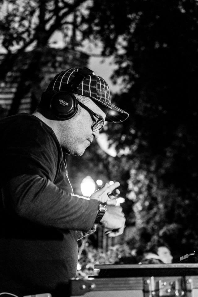 DJ Rafael Oriente tocando em evento em Belo Horizonte
