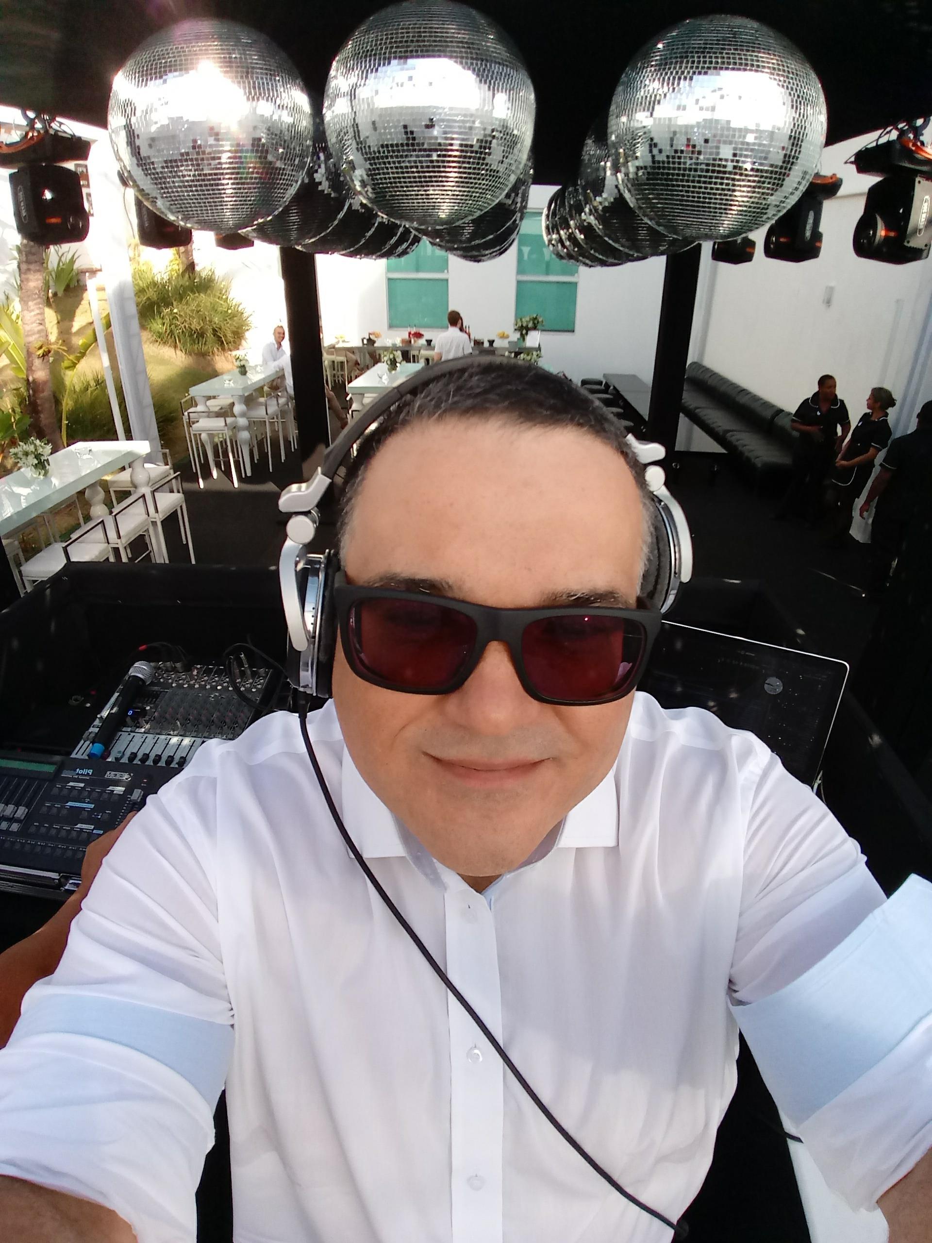 DJ Rafael Oriente tocando em evento ao ar livre em BH